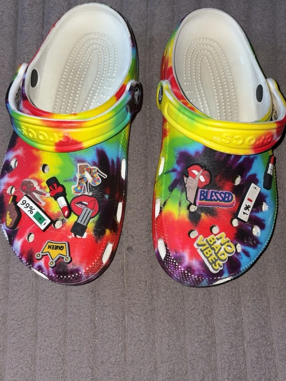 CROCS Kids Tie-Dye Clogs with funny Charm Pins - Rainbow